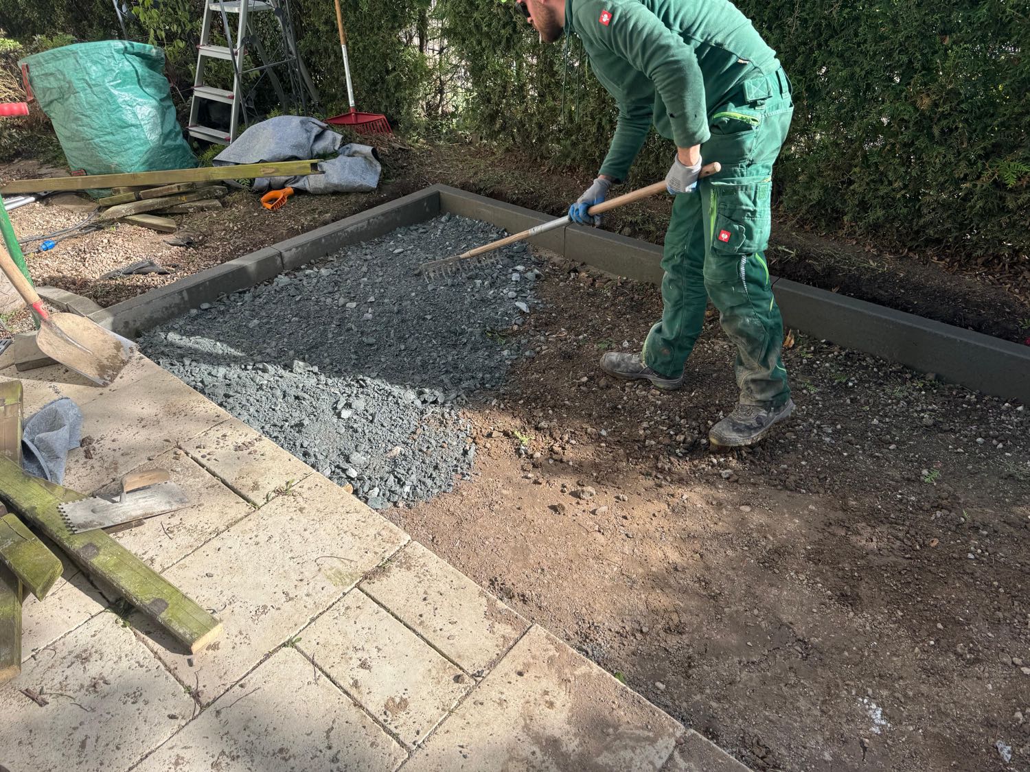 Mitarbeiter beim Verlegen einer Pflasterfläche