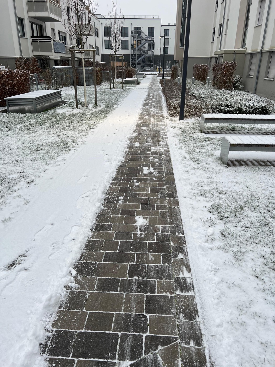 Geräumter, gestreuter Weg im Winterdienst